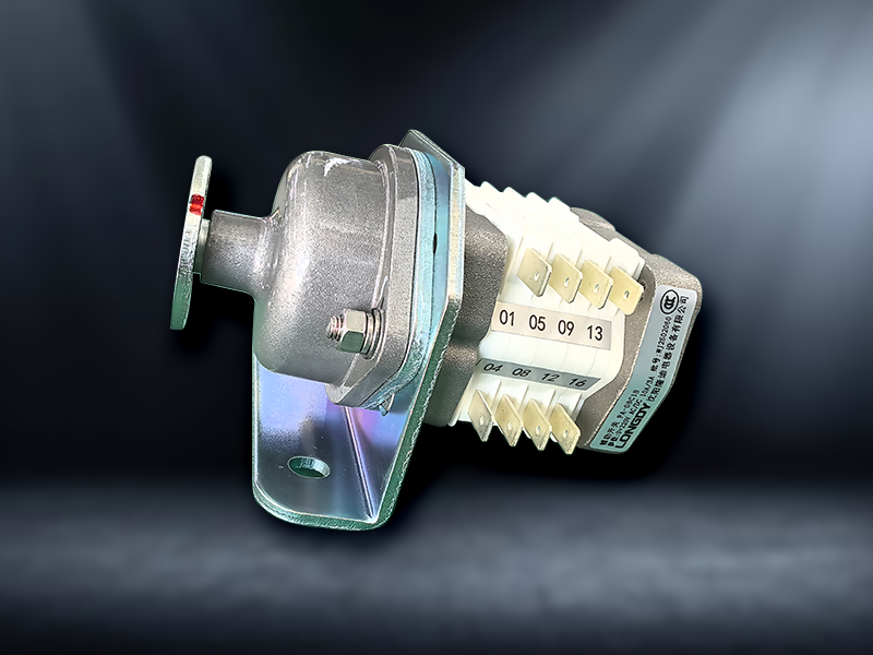 高压辅助开关双重化冗余设计赋能铁路隔离开关系统，筑牢安全防线