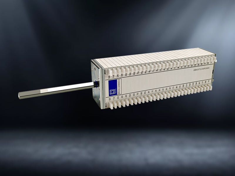 如何通过高压辅助开关的信号准确判断设备的状态？